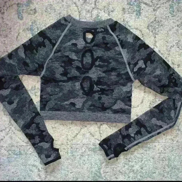 Seamless camo crop top with thumb holes - Picture 4 of 4